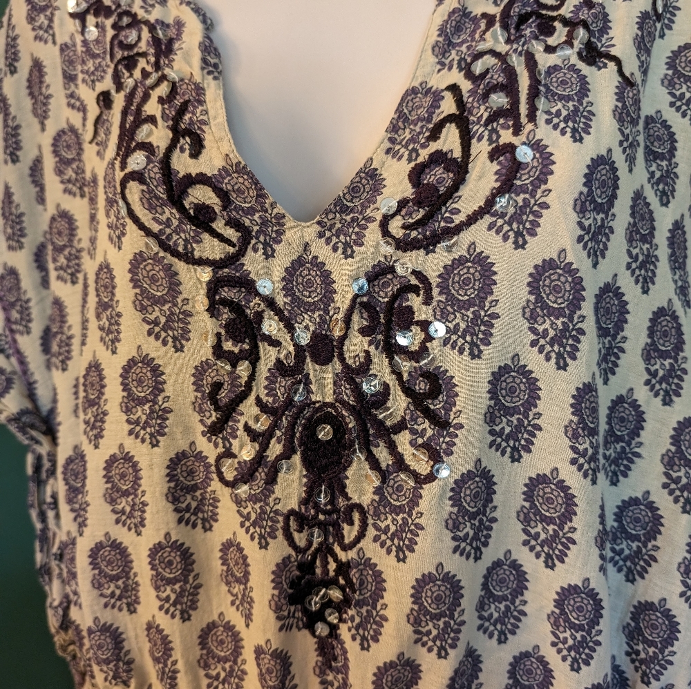 Boho tunic top. In a beige and purple Paisley. Thai waist. Made by Magazine size